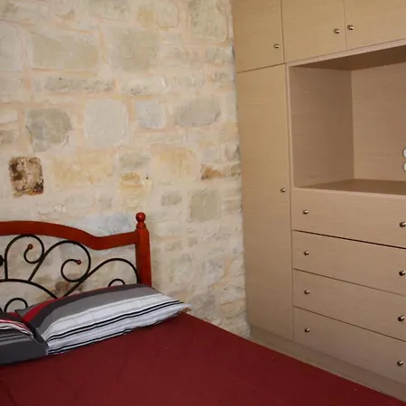 Будинок відпочинку Charming House In With Mountain View